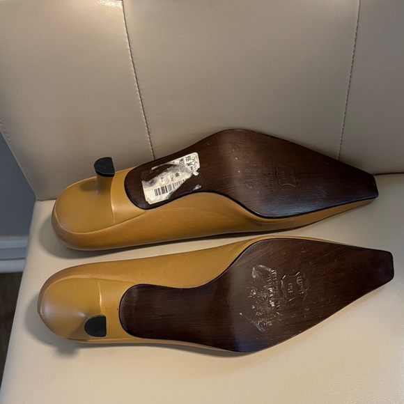 Stuart Weitzman Tan Leather Heels - Picture 7 of 9